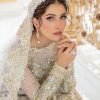 Ayeza Khan mesmerizes fans with her absolutely elegant look in traditional dress