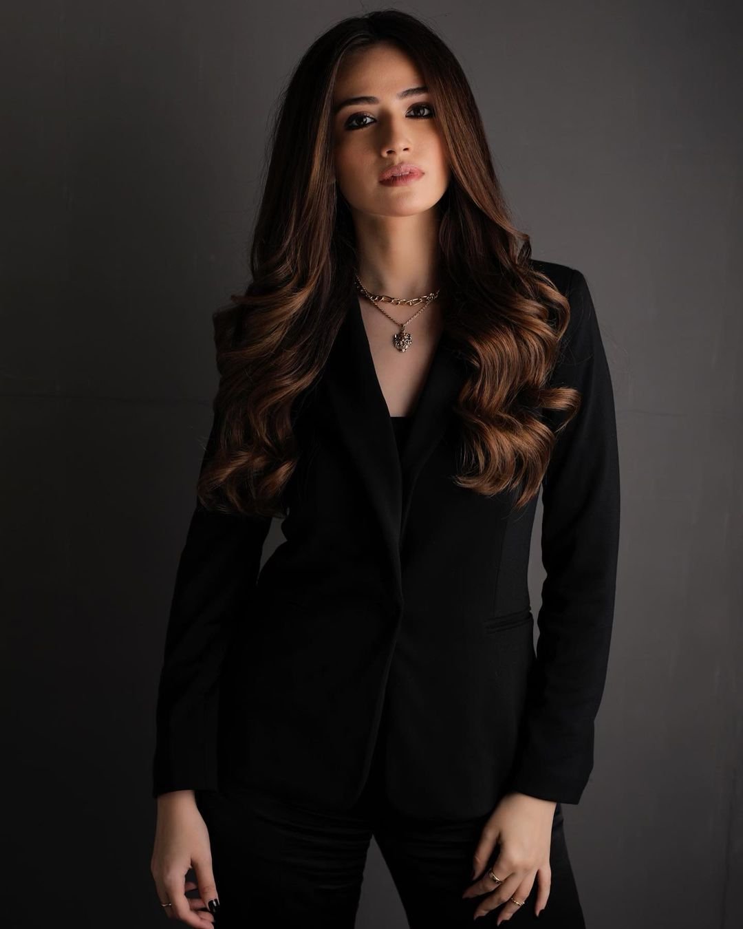 Sana Javed new photos in a black dress will surely steal your heart