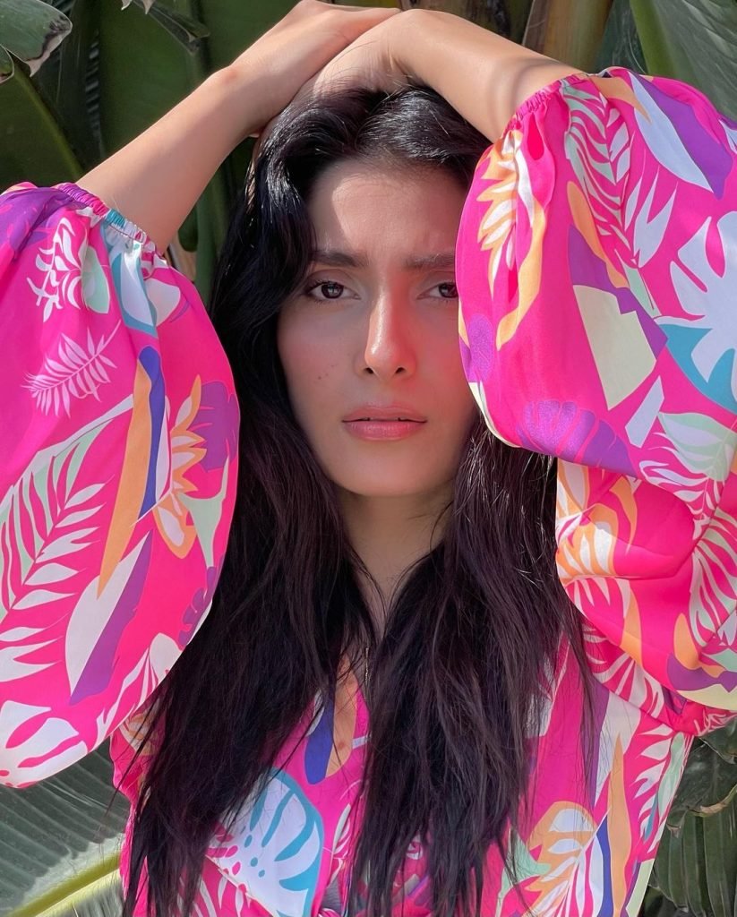 Ayeza Khan summer glow pics in the floral pink outfit