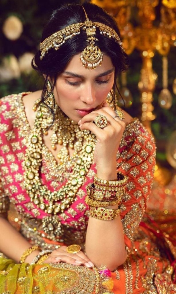 Ayeza Khan looks damn gorgeous in bridal ensemble.