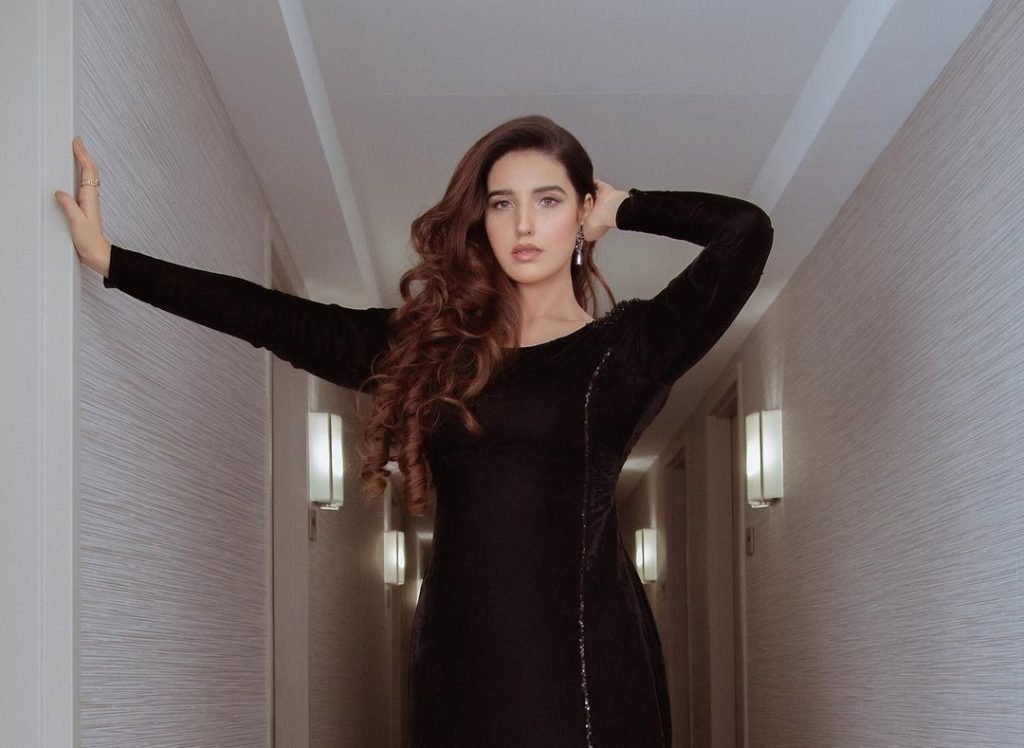 Hareem Farooq looks stunning in a black outfit