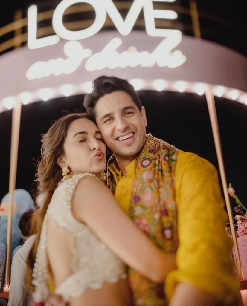 Sidharth-Kiara looks happy in an unseen photo with Manish Malhotra