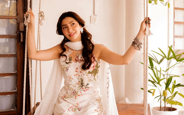 Mahira Khan Stuns Fans in Graceful Off-White Traditional Attire