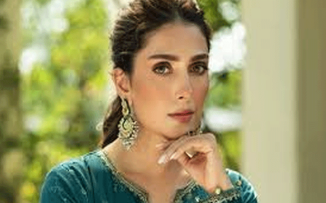 Ayeza Khan Whips Up Hilarious ‘Blindfolded’ Creamy Fruit Chaat for Ramadan
